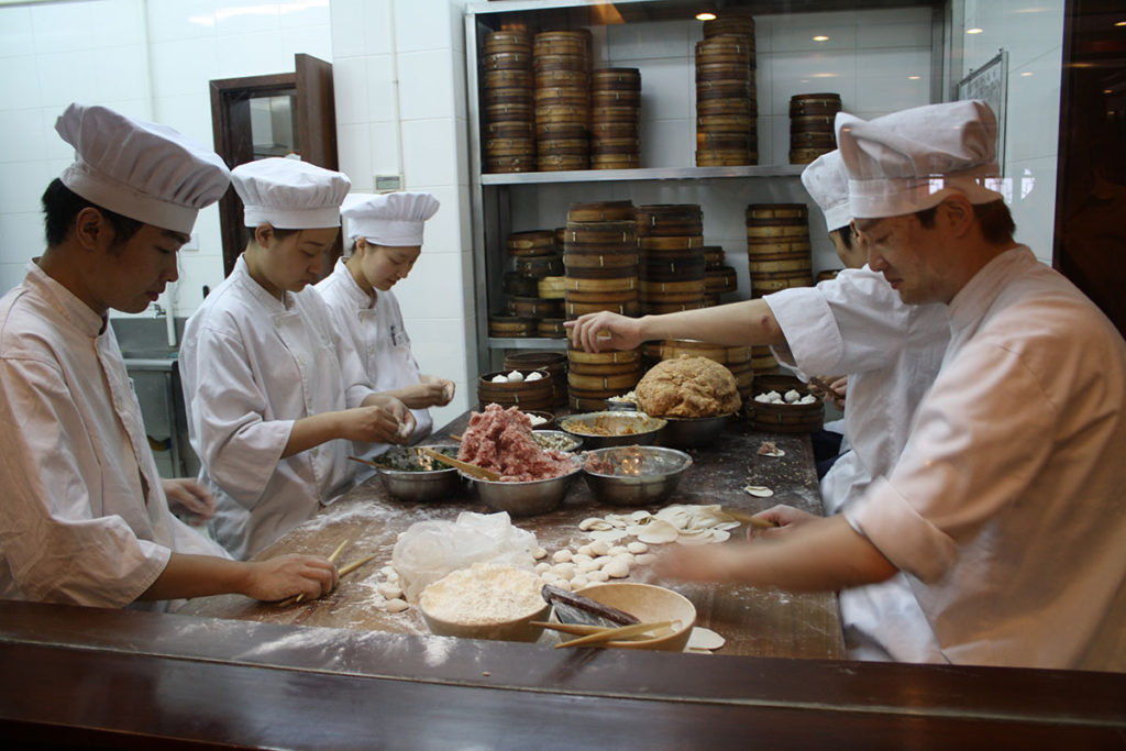 上海豫園の南翔饅頭店は小籠包を作っているところが見える上海豫園の南翔饅頭店は小籠包を作っているところが見える