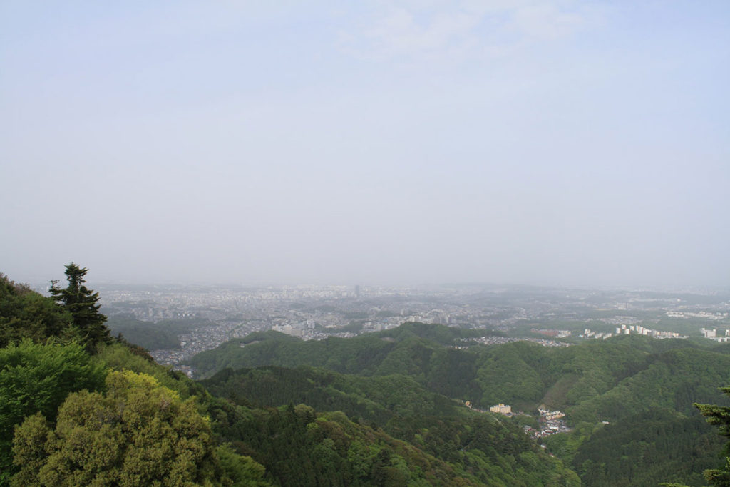 高尾山の山頂からの景色は曇り空