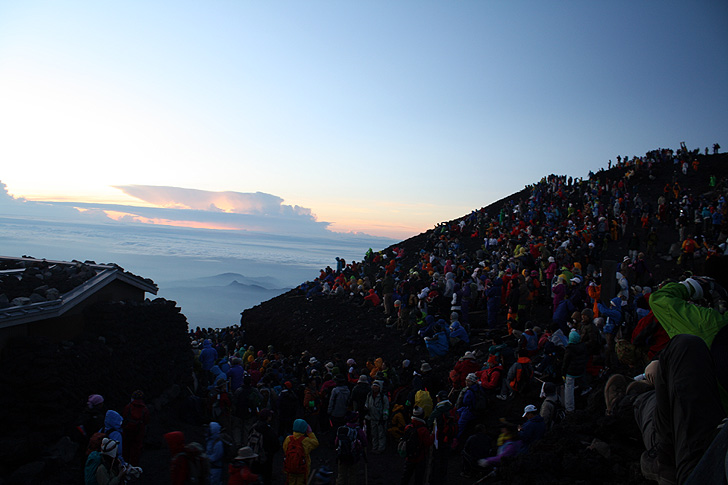 富士山頂でご来光を待つ人混み