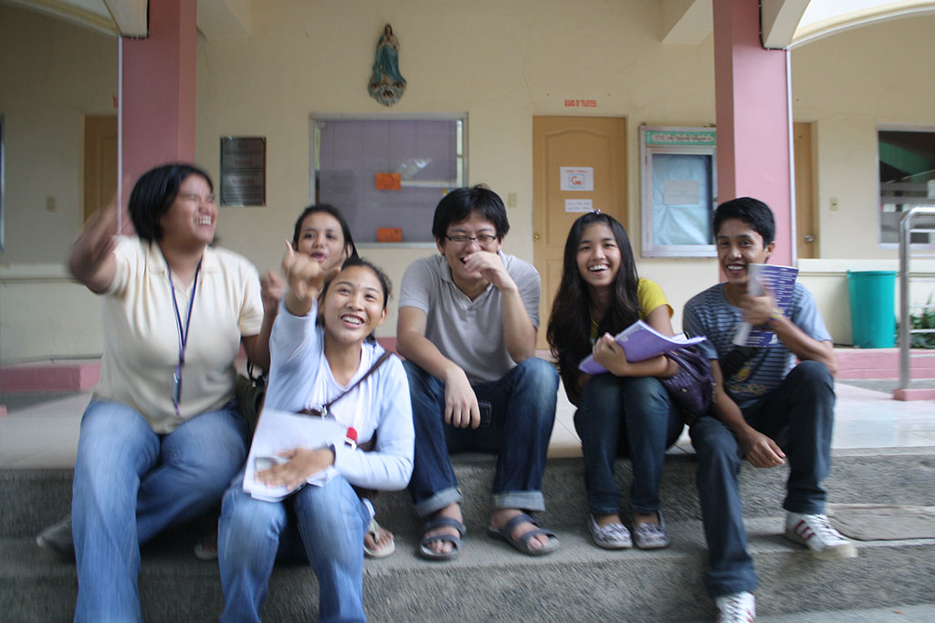 CNE1敷地内のフィリピン人大学生と英語で話す