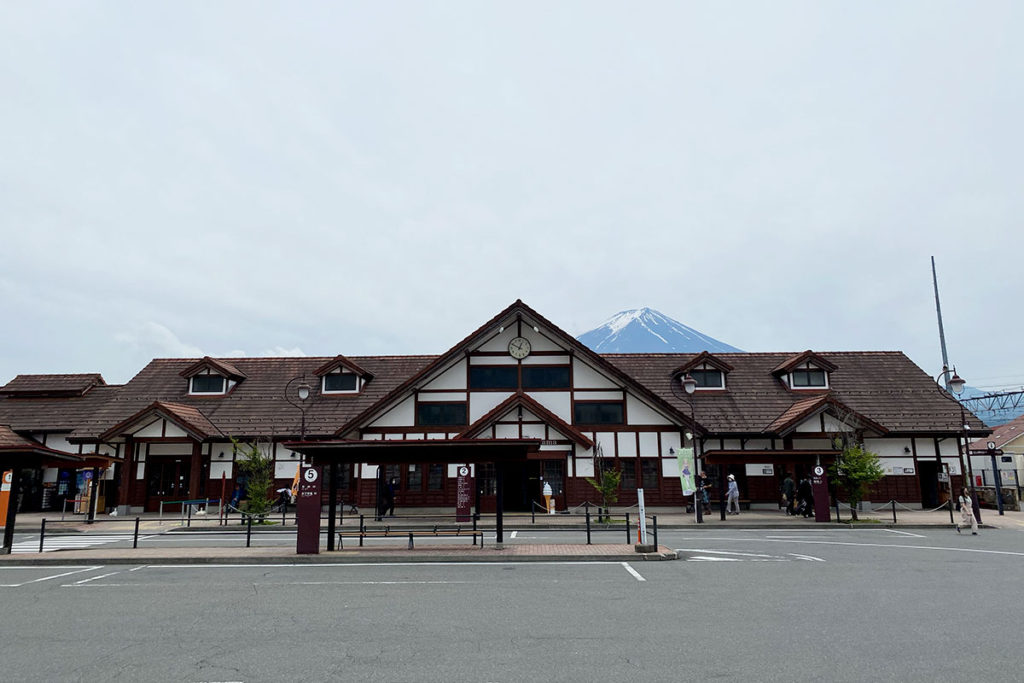 河口湖駅と富士山