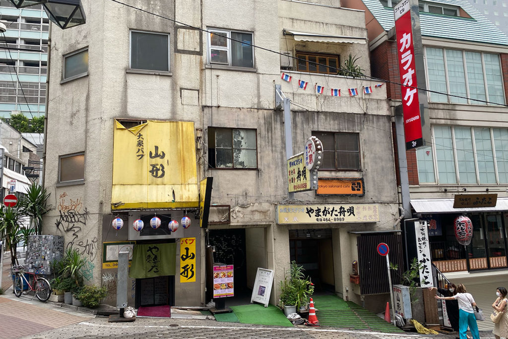 tokyo salonard cafeは雑居ビルの２階
