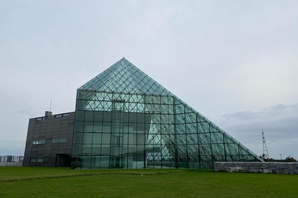 モエレ沼公園のガラス張りギャラリー