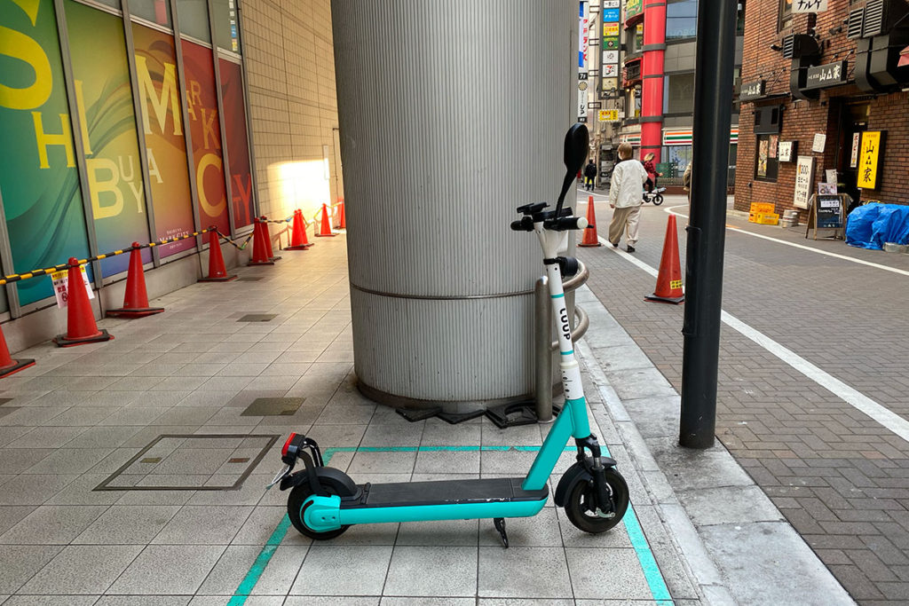 渋谷マークシティのLUUPの電動キックボード