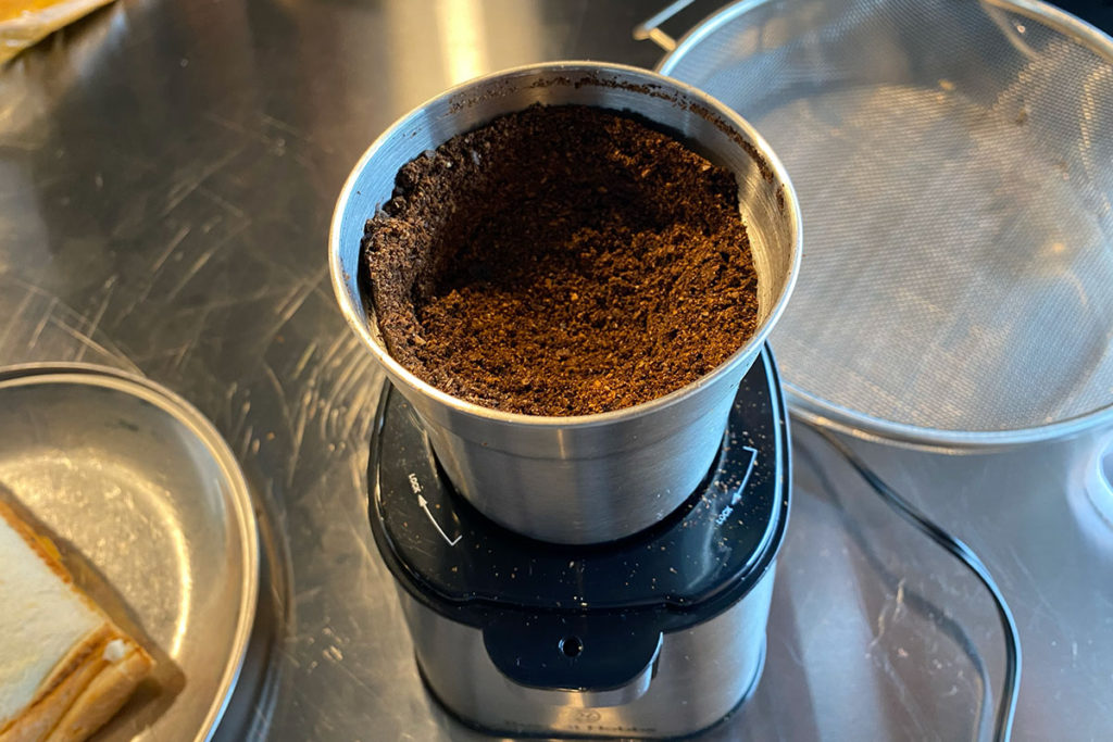 コーヒー豆を電動ミルで挽く