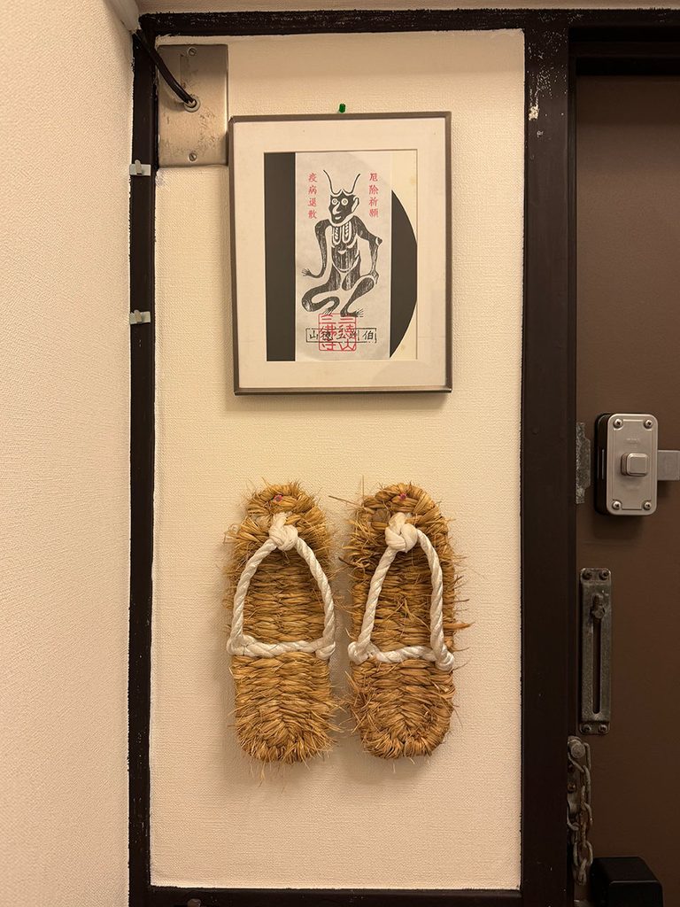 投入堂のお札とわらじ