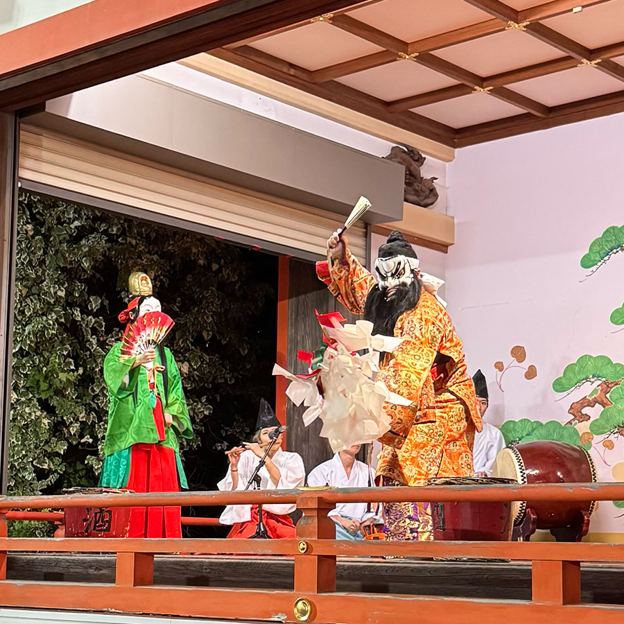 石見神楽の大蛇（ヤマタノオロチ）｜新宿日枝神社