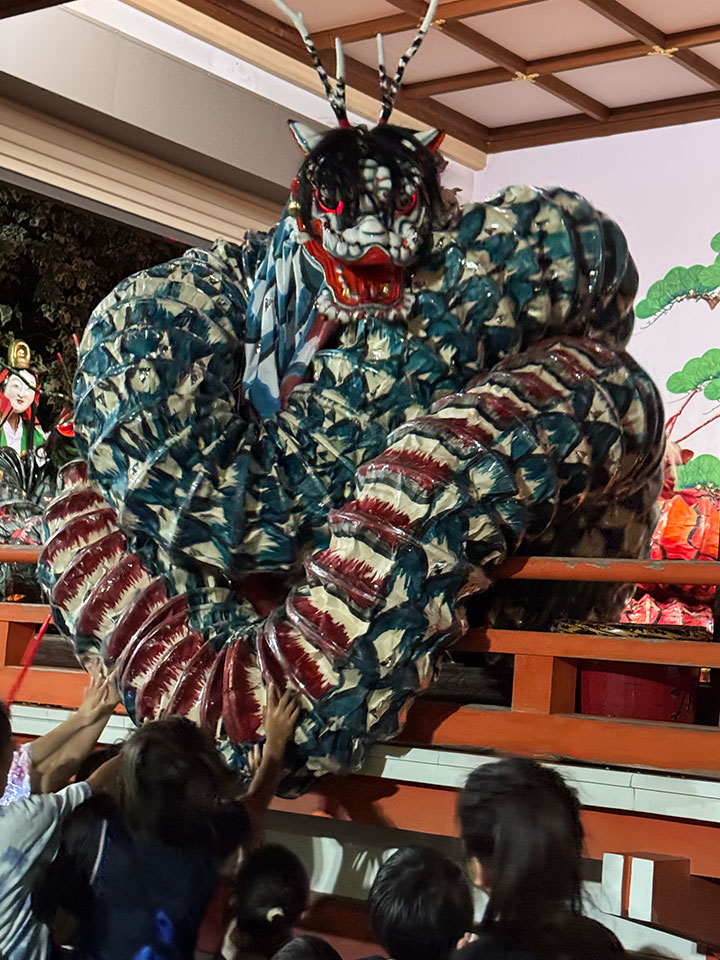 石見神楽の大蛇（ヤマタノオロチ）｜新宿日枝神社