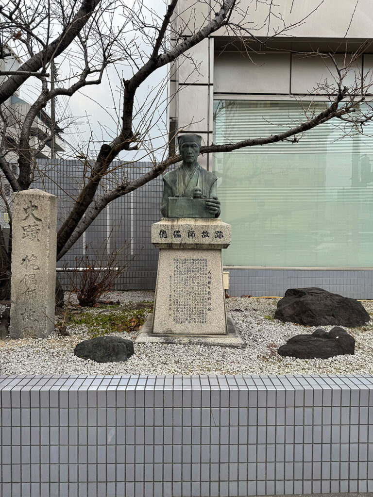 産所町の傀儡師像