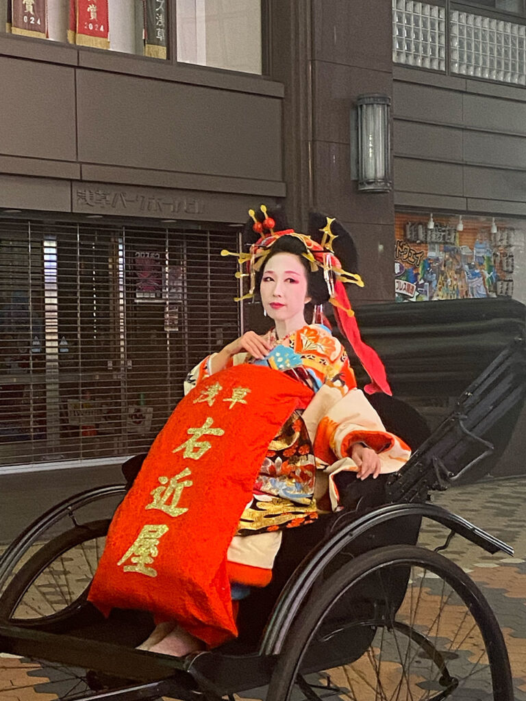 浅草右近屋の友光彩子