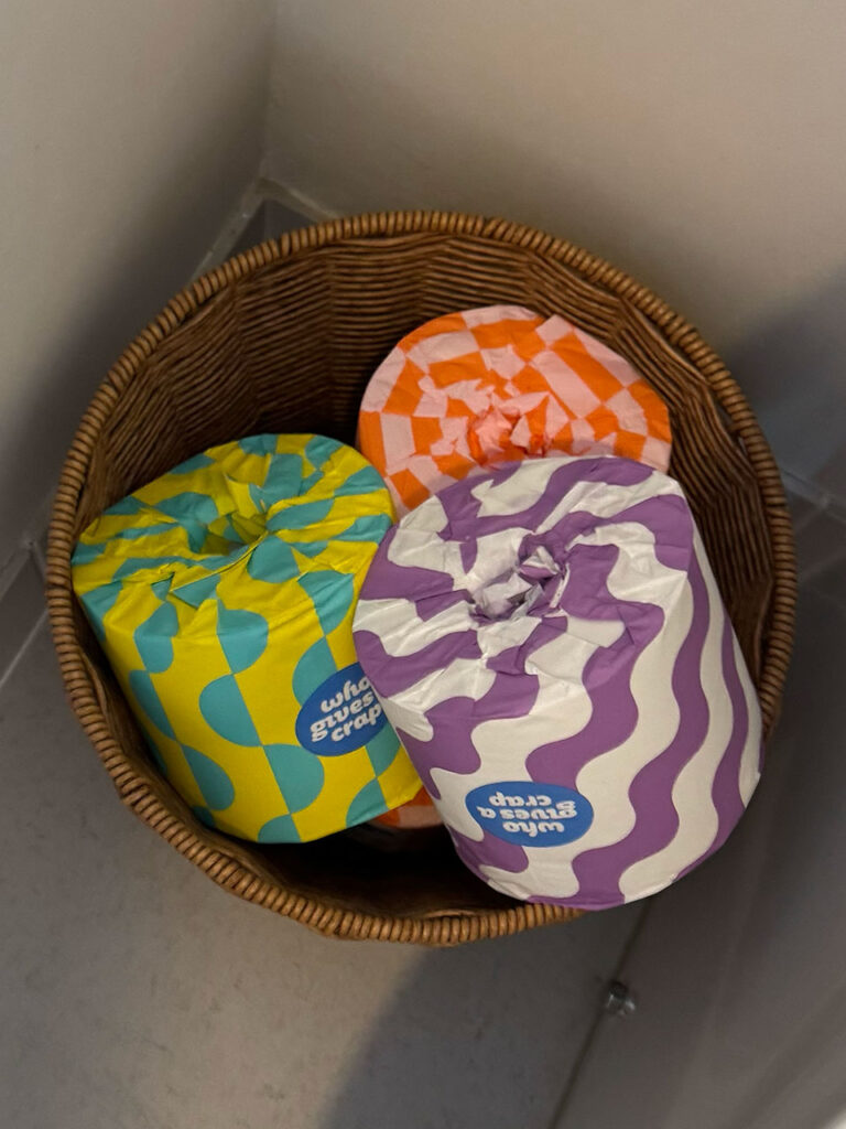 トイレットペーパーもカラフル