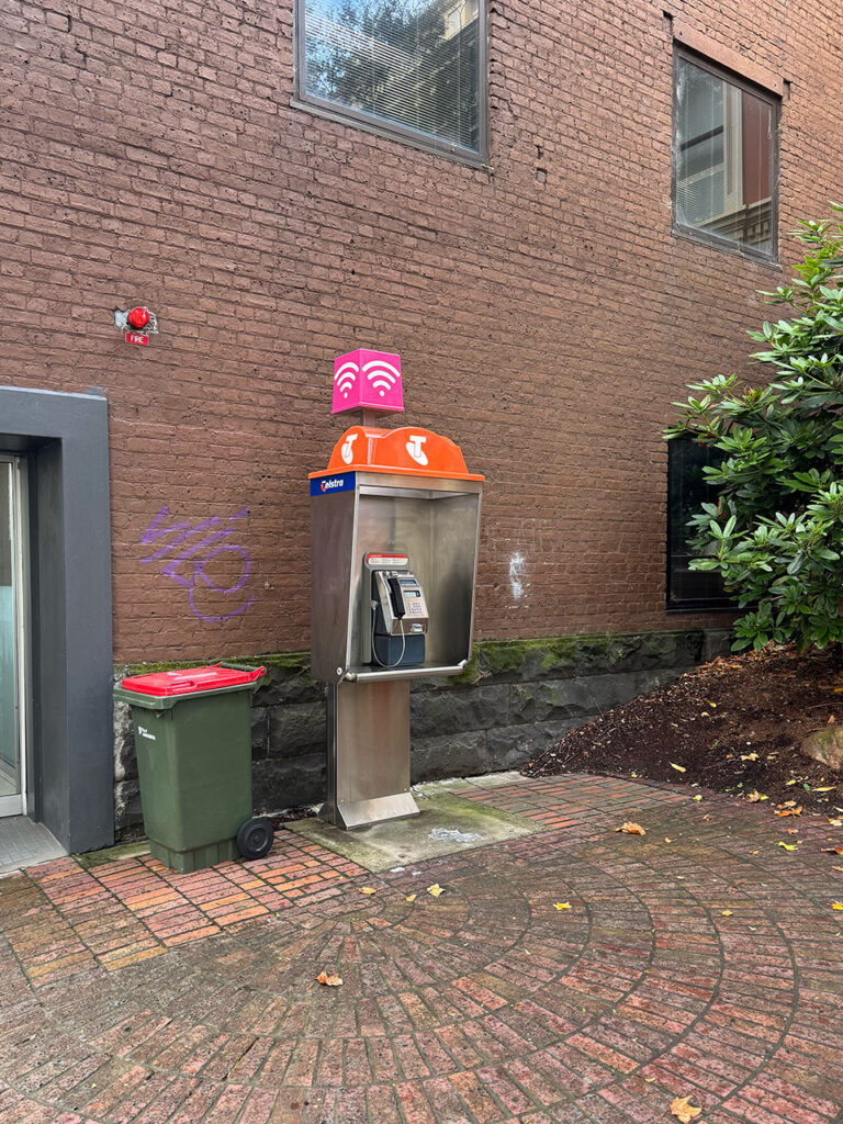 街中に公衆電話が多い