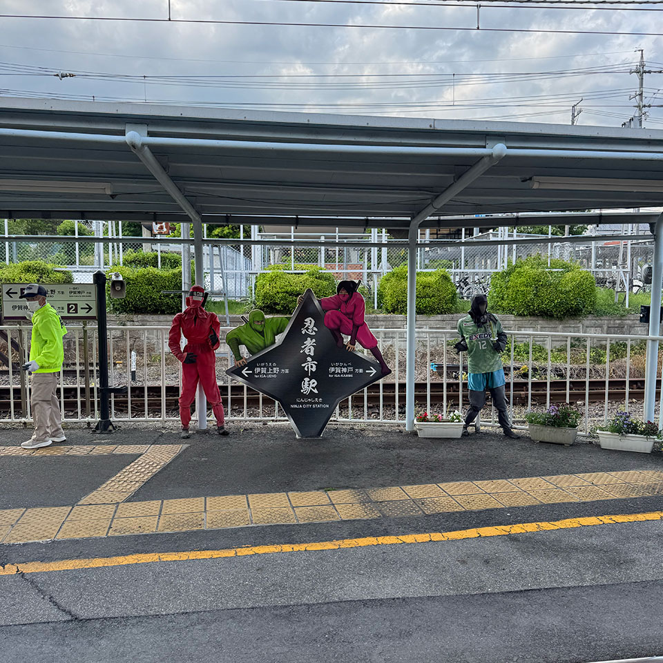 駅のホームにも忍者の人形